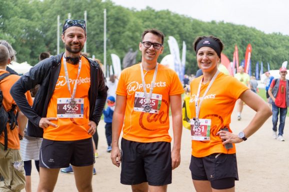 Członkowie zespołu inPro w firmowych koszulkach po biegu na 10km