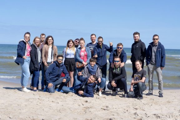 Zdjęcie zespołu inProjects z wyjazdu firmowego do Kołobrzegu - plaża