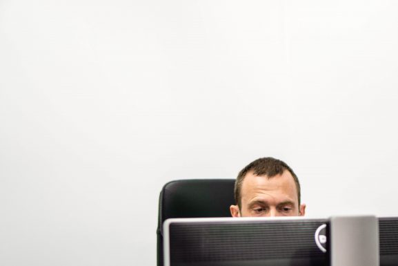 Marcin Włodarz pracujący przy komputerze - zdjęcie